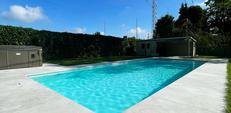 jacuzzi buiten in tuin met zwembad en poolhouse