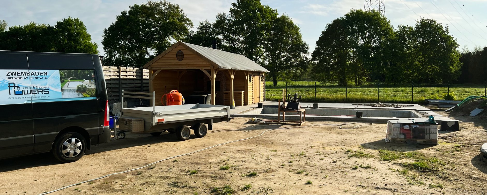 zwembad met poolhouse in aanleg met werkmateriaal