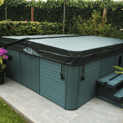 buitenjacuzzi met afdekking in tuin