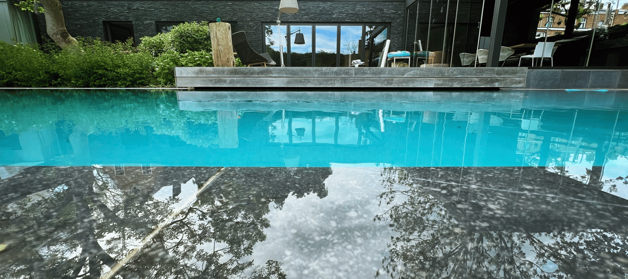 zwembad met moderne woning en waterreflectie