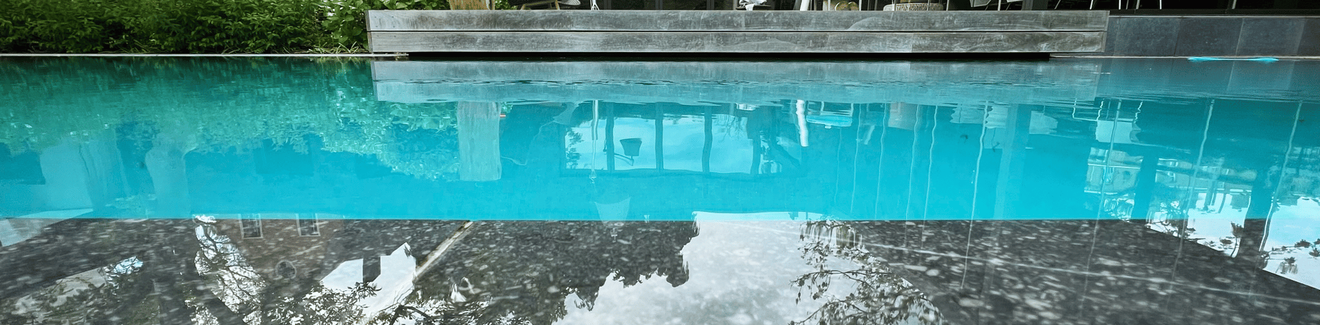 zwembad met moderne woning en waterreflectie