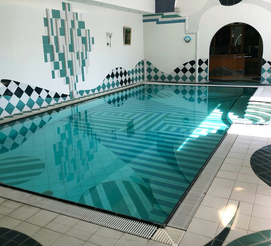 zwembadrenovatie binnenzwembad met mozaiektegels