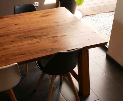 houten tafel met zwarte en witte stoelen in moderne kantoor