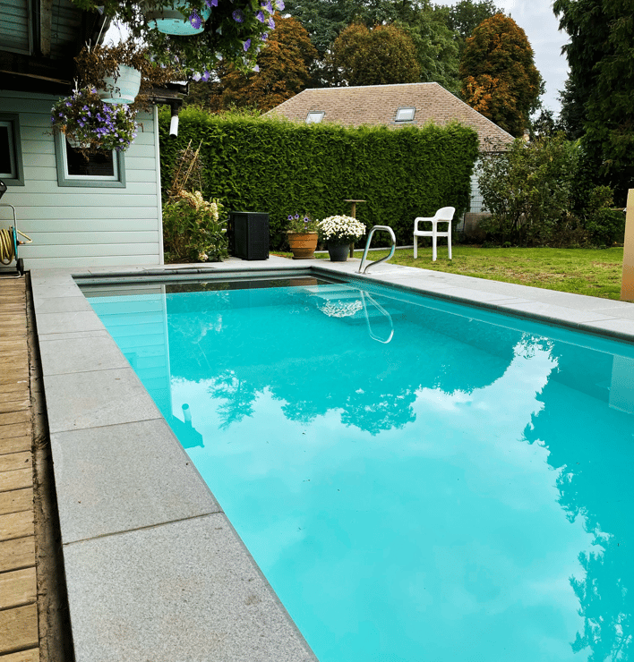 zwembad met terras en florale aankleding