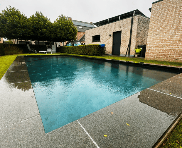 regen op zwembad natuurlijke uitstraling