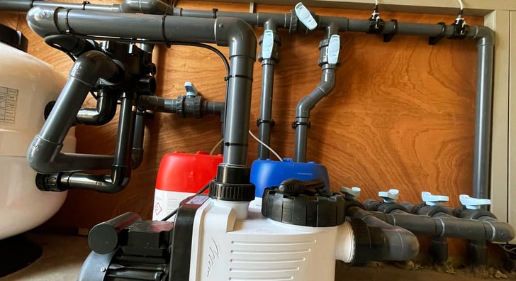 zwembadpomp met leidingen en bedieningspanelen