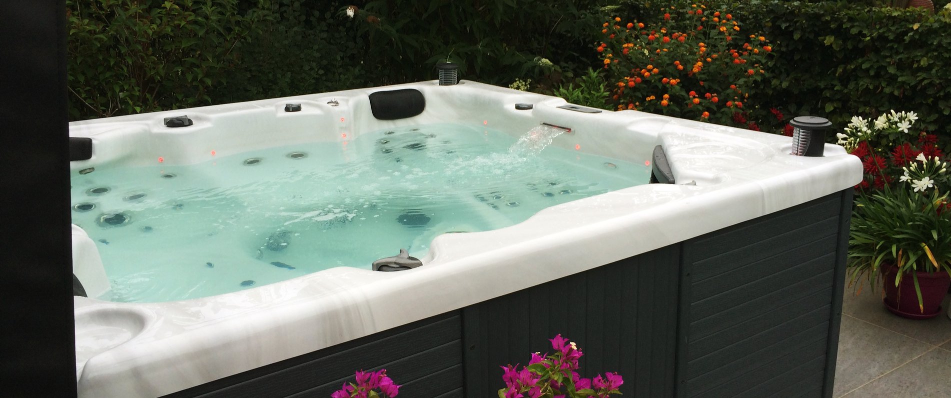 spabad in tuin met bloemen