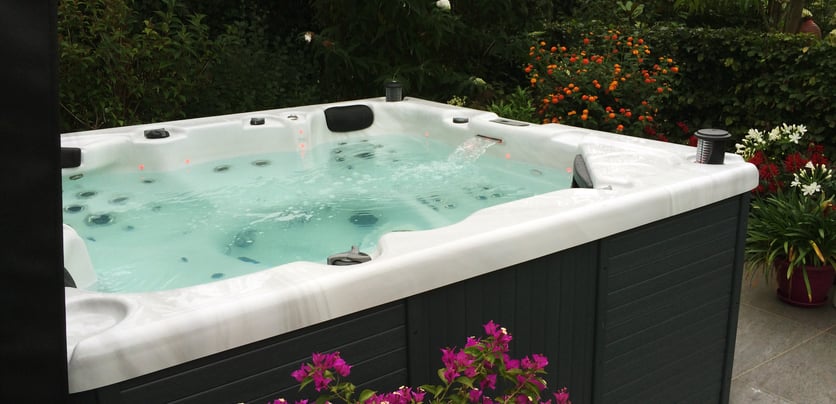 buitenjacuzzi in tuin met bloemen