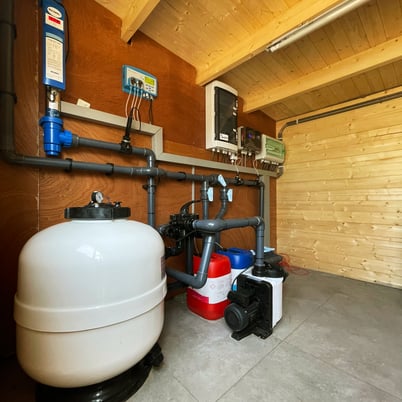 zwembadfilterinstallatie met pompen en leidingen