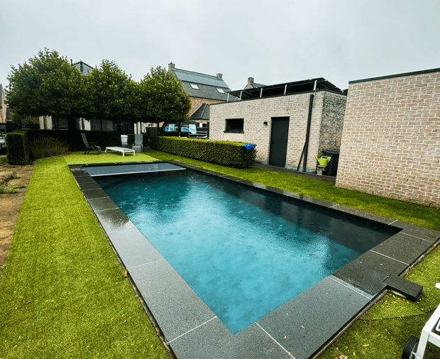 regenachtige dag zwembad moderne afwerking