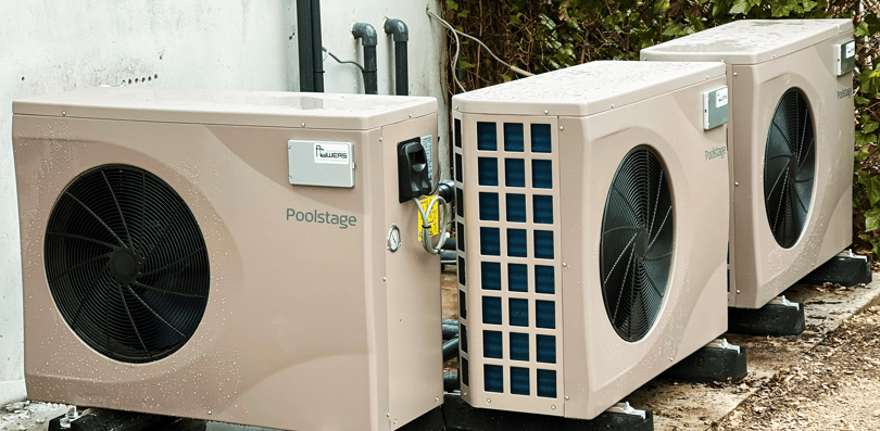 close-up van zwembad onderhouden met warmtepompen tegen muur