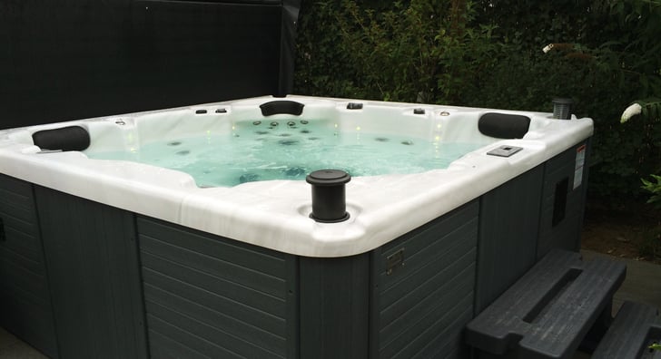 spabad met trapje in tuin