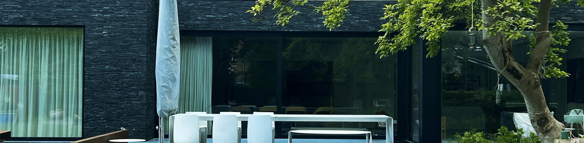 zwembadrenovatie bij moderne woning met terras