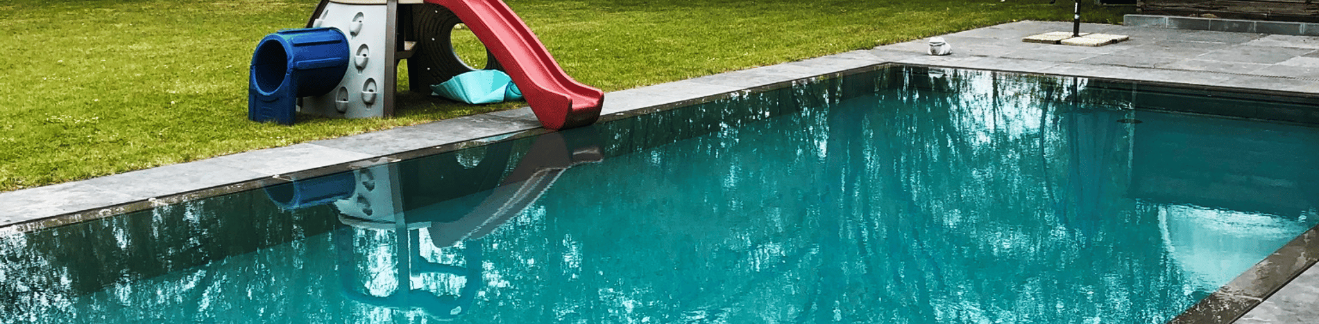 kindvriendelijk zwembad met speeltoestel