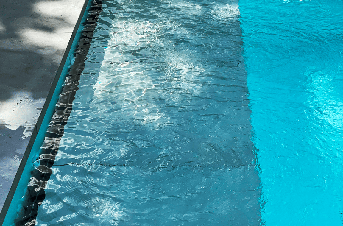 zwembad met ondiep liggedeelte en natuursteenrand