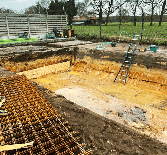 zwembaduitgraving met versteviging en ladder