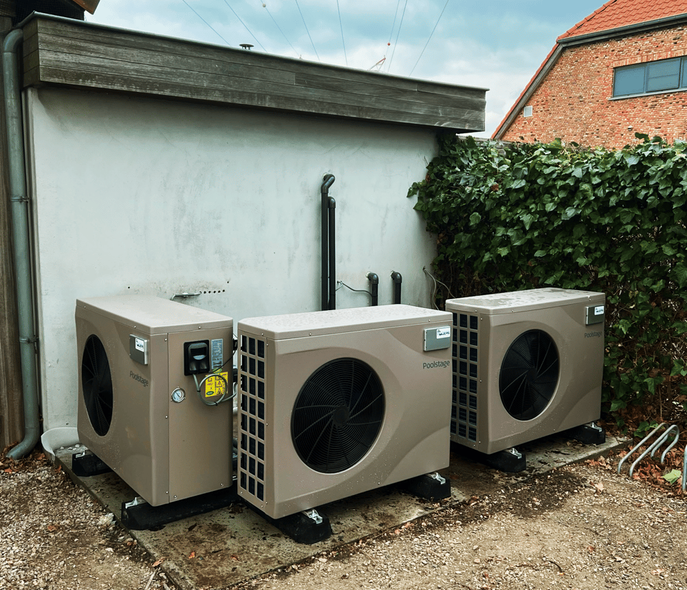 zwembad onderhouden met warmtepompen tegen muur
