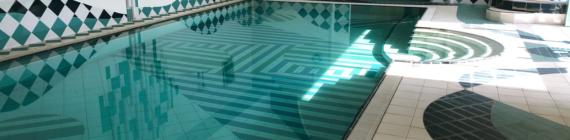 zwembadrenovatie binnenzwembad met patroontegels en jacuzzi