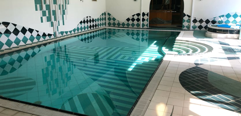 zwembadrenovatie binnenzwembad met patroontegels en jacuzzi