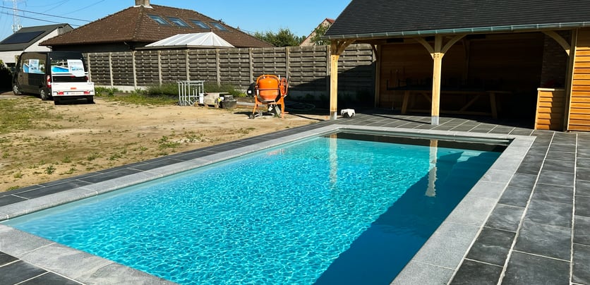 zwembadaanleg met poolhouse en bouwwerkzaamheden