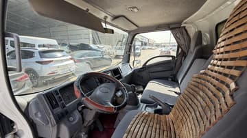 ايسوزو  شاحنه بثلاجة / 2014
