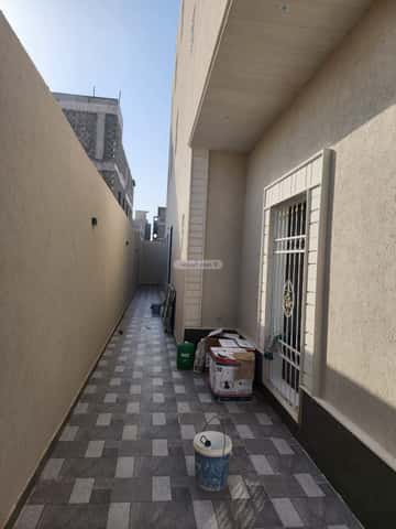 Villa 350 SQM with 2 Apartments Facing East Al Janadriyah, East Riyadh, Riyadh