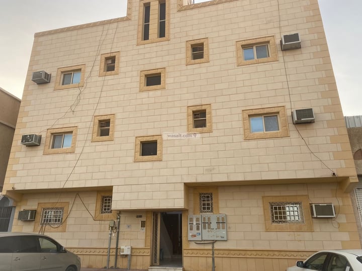 Building 225 SQM with 3 Floors Facing East Ar Rayyan, Al Kharj