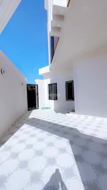 Villa 273 SQM with 1 Apartment Facing North Al Janadriyah, East Riyadh, Riyadh