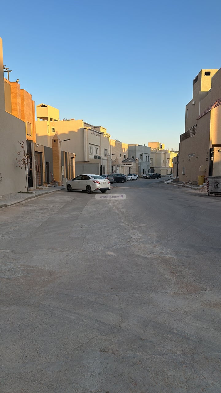 Villa 430 SQM with 1 Apartment Facing North Al Mahdiyah, West Riyadh, Riyadh