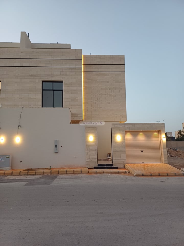 فيلا 200 متر مربع غربية على شارع 15م العارض، شمال الرياض، الرياض