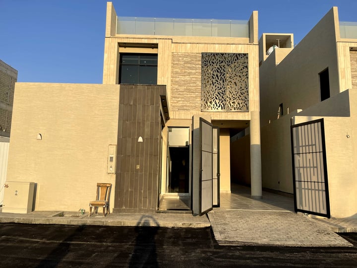 فيلا 300 متر مربع غربية على شارع 15م العارض، شمال الرياض، الرياض