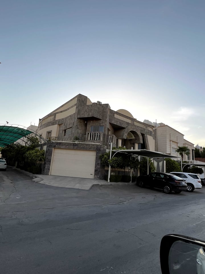 Villa 902 SQM Facing South East on 30m Width Street King Abdullah, Central Riyadh, Riyadh