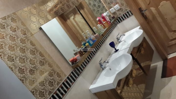 Villa 624 SQM with 1 Apartment Facing South Al Munisiyah, East Riyadh, Riyadh