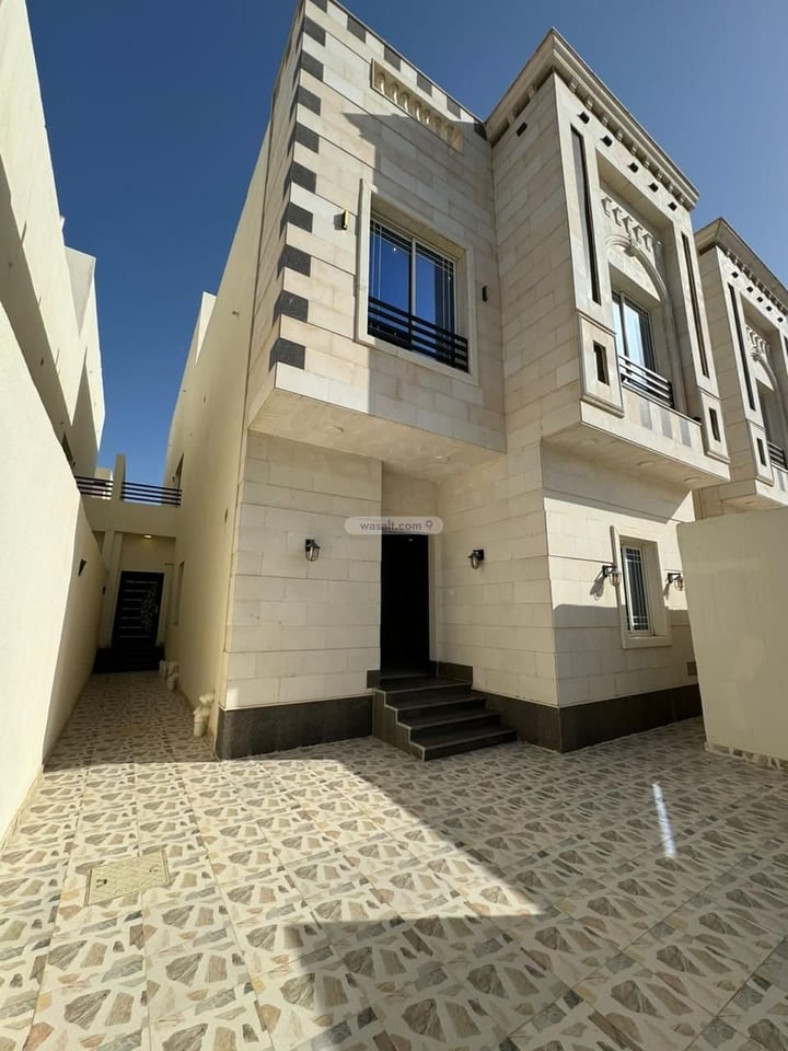 Villa 300 SQM with 2 Apartments Facing North Ar Rahmanyah, East Jeddah, Jeddah