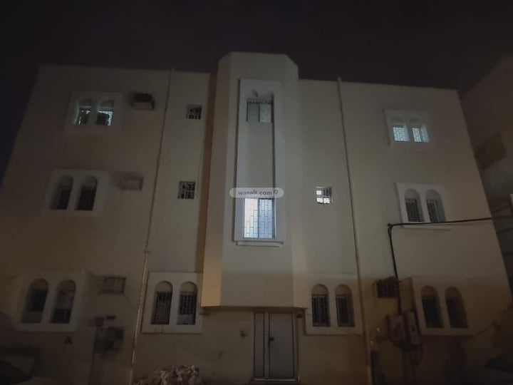 Building 400 SQM with 3 Floors Facing East Al Khalidiyah, Khamis Mushayt