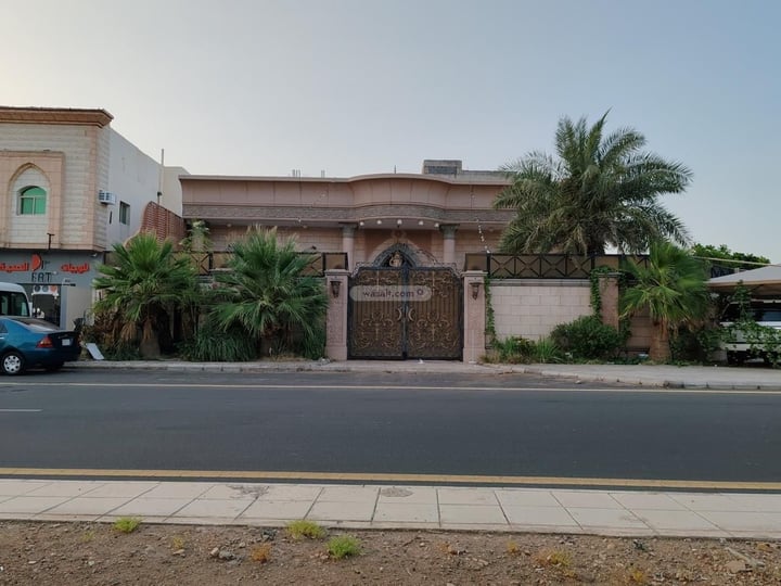 Villa 808 SQM Facing South with 15 Bedrooms Al Ihn, Madinah