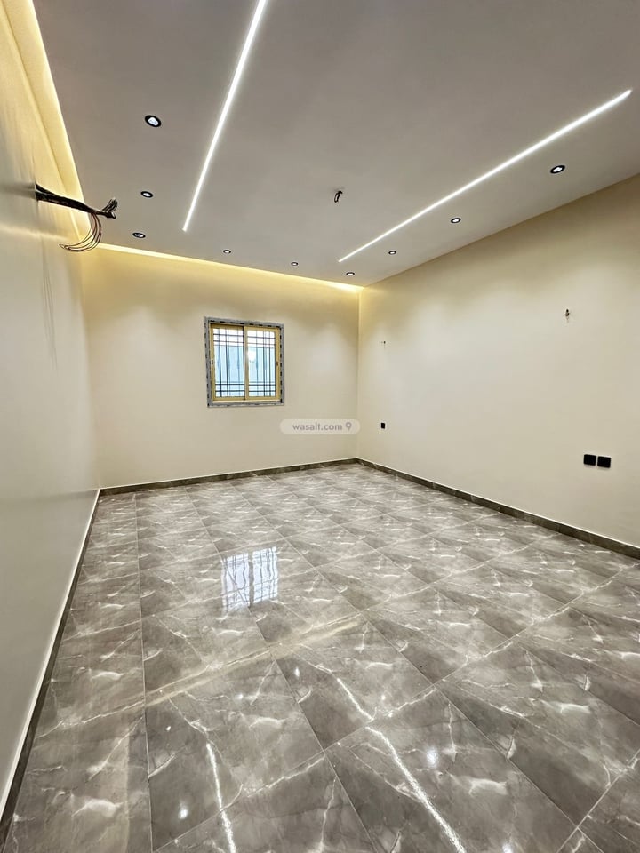 Building 437 SQM with 3 Floors Facing East Al Aziziyah, Madinah