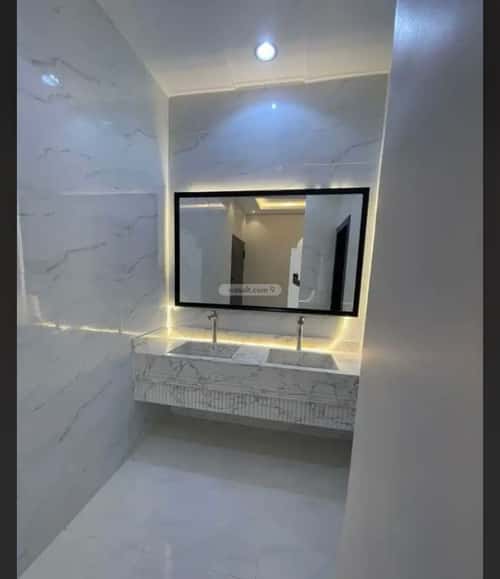 فيلا 310 متر مربع غربية على شارع 20م الجامعيين، خميس مشيط