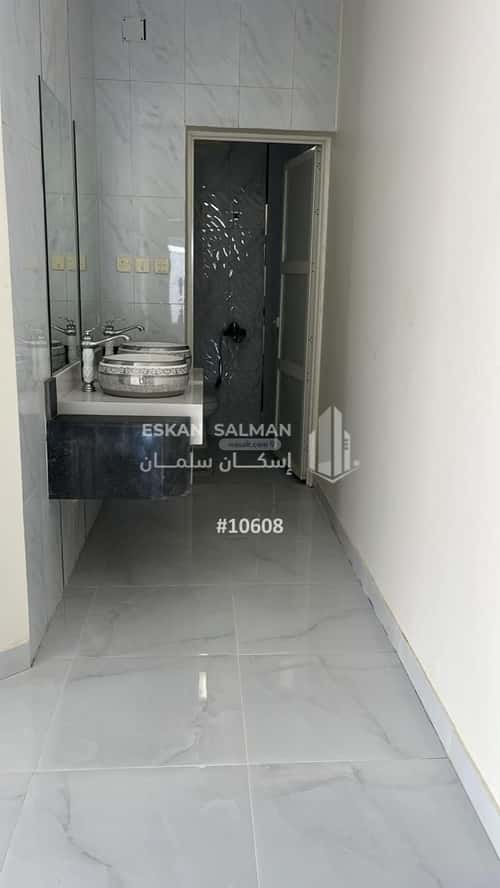 فيلا 330 متر مربع شمالية على شارع 15م الودي، حائل