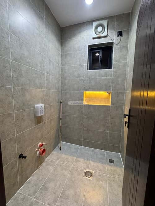 Villa 300 SQM with 2 Apartments Facing South Al Rahmanyah, East Jeddah, Jeddah