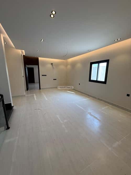 فيلا 386 متر مربع شرقية على شارع 25م القيم الأعلى، الطائف