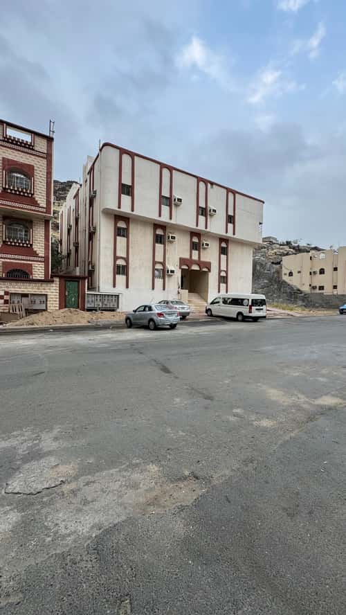 Building 750 SQM Facing South Gabalalnoor, Makkah Al Mukarramah
