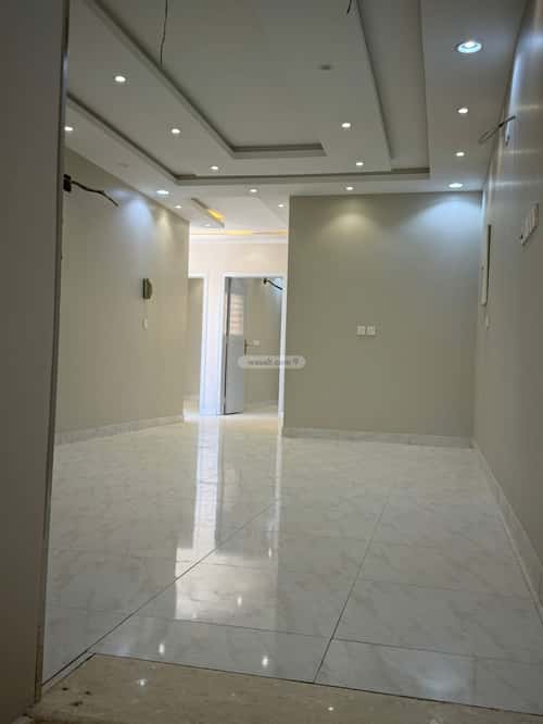 فيلا 300 متر مربع شمالية شرقية على شارع 20م الزهور، خميس مشيط