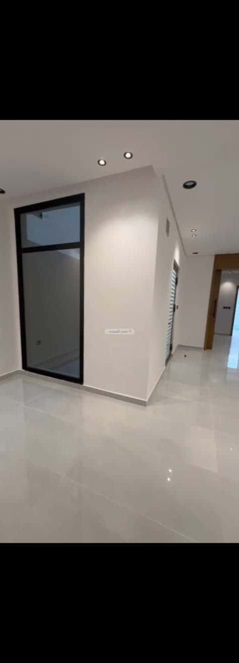 فيلا 300 متر مربع شرقية على شارع 18م العروبة، الدمام