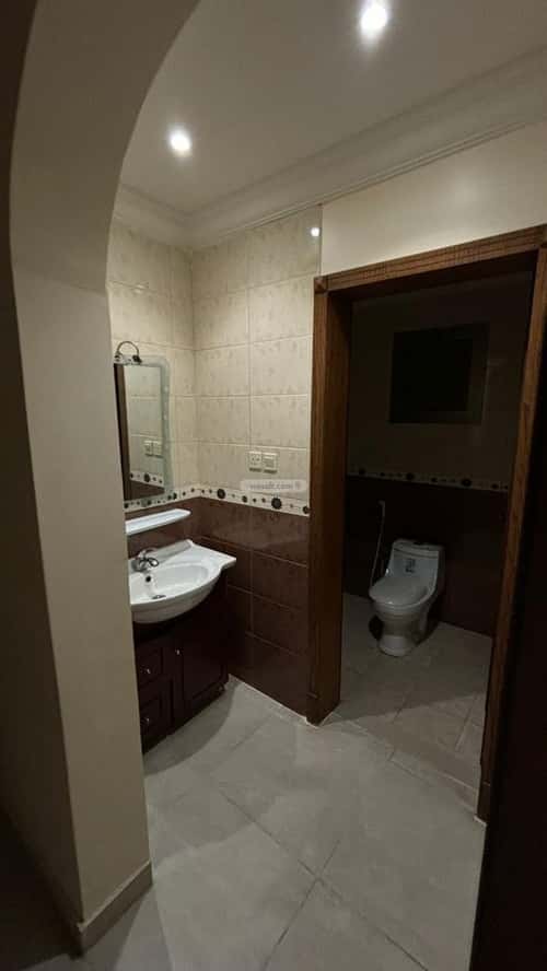 فيلا 300 متر مربع شرقية على شارع 30م طيبة، الدمام