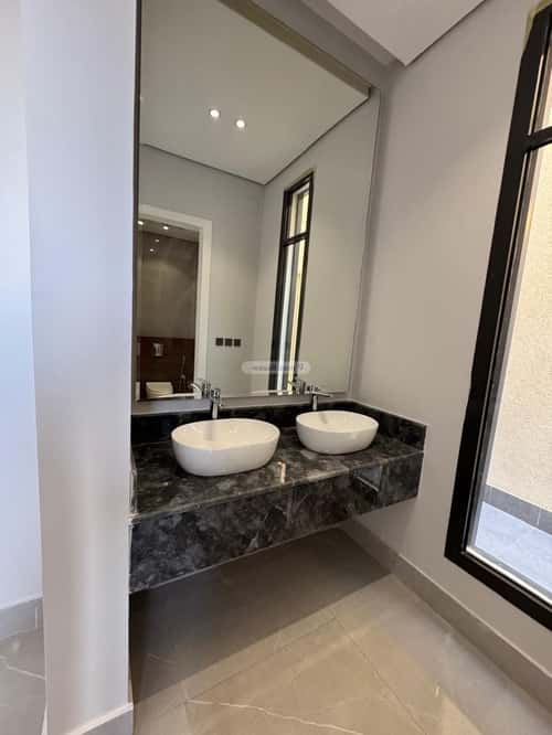 فيلا 250 متر مربع شرقية على شارع 20م الجامعيين، خميس مشيط