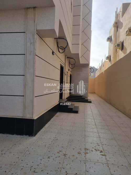 فيلا 300 متر مربع شمالية على شارع 10م المدينة الصناعية، المدينة المنورة