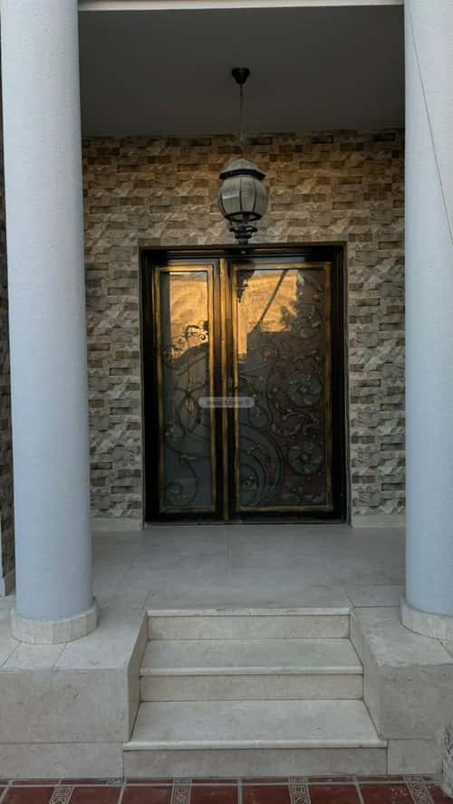 فيلا 300 متر مربع شرقية على شارع 20م طيبة، الدمام