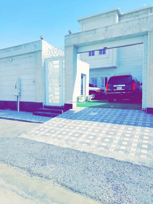 فيلا 350 متر مربع واجهة شرقية،غربية ب 4 غرف العقيق، الخبر