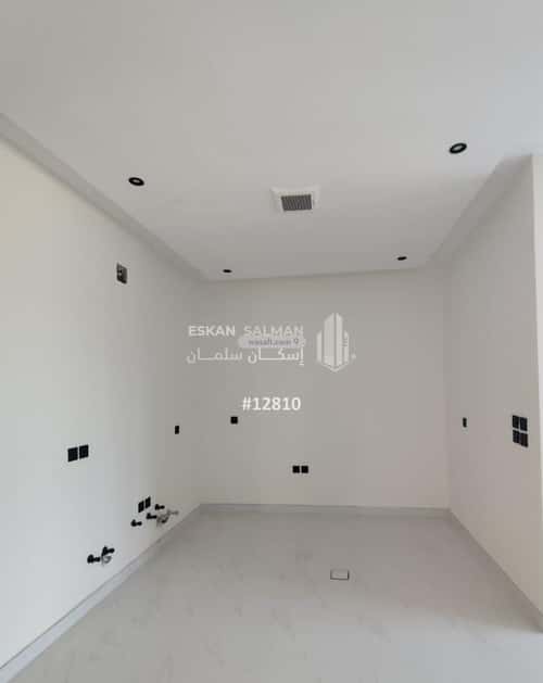 فيلا 300 متر مربع غربية على شارع 15م المروج، صامطة